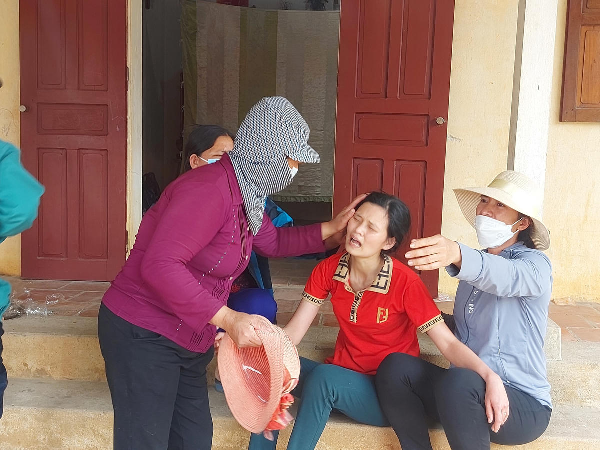 Chị Lê Thị Thái, mẹ của T. liên tục gào khóc tên con.