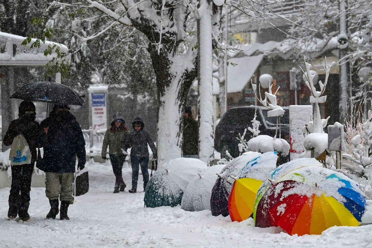 Những chiếc ô đầy màu sắc trên đường phố ở phía bắc Athens. Ảnh: Aris Messinis / AFP / Getty Images.