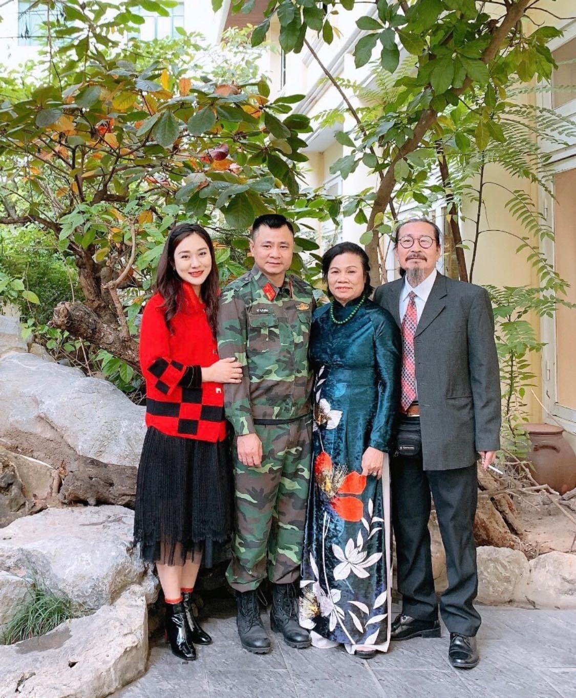 NSND Tự Long hạnh phúc khoe gia đình gồm bố, mẹ và vợ.  