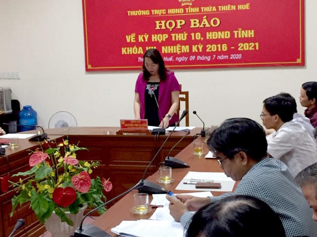 Phó Chủ tịch HĐND Thừa Thiên - Huế Nguyễn Thị Ái Vân chủ trì họp báo.