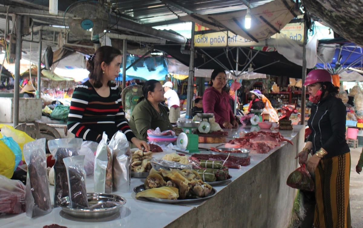 Nhiều tiểu thương lo sợ mất tiền vì góp hụi ở bà Anh.