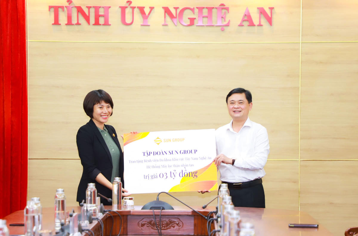 Đại diện tỉnh, ông Thái Thanh Quý, Bí thư Tỉnh uỷ Nghệ An nhận tài trợ từ phía Tập đoàn Sun Group. Hệ thống máy móc sẽ được nhà cung ứng trực tiếp vận chuyển và lắp đặt tại bệnh viện Đa khoa khu vực Tây Nam Nghệ An.