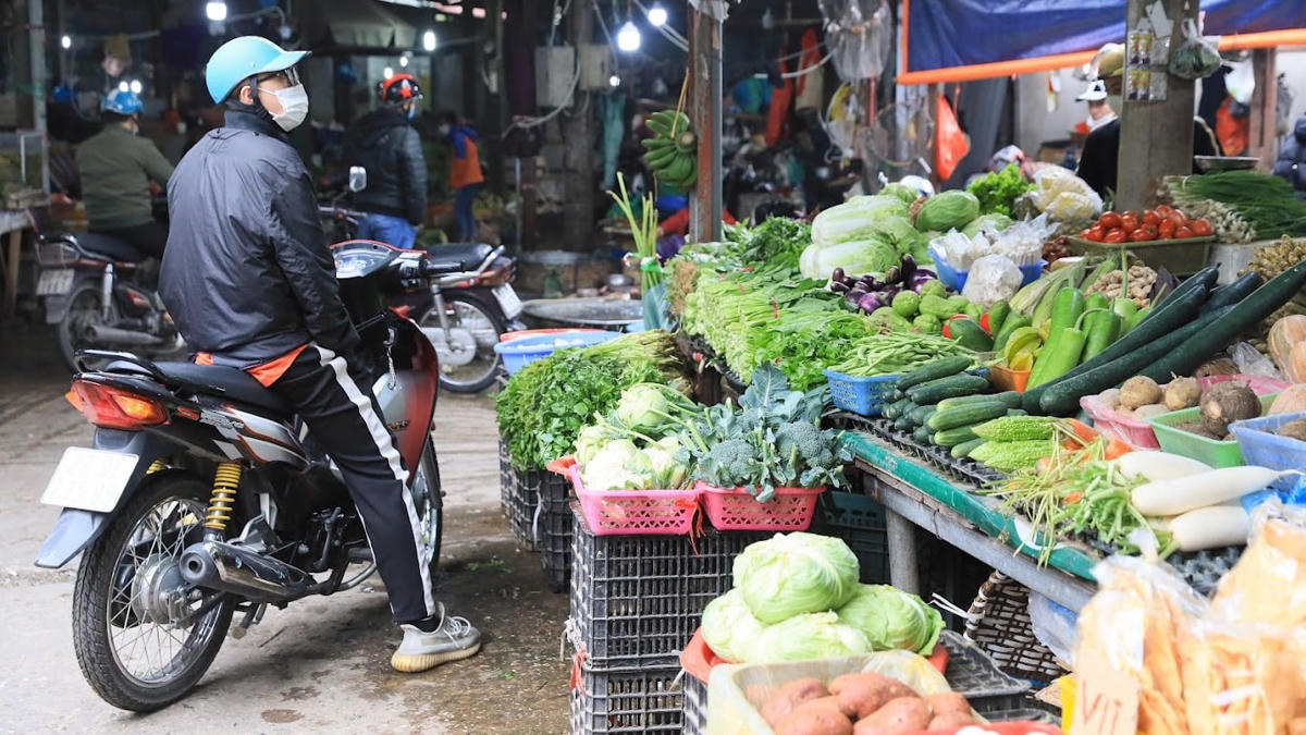 Giá cả các mặt hàng tăng nóng từng ngày. Ảnh: Quang Vinh.  