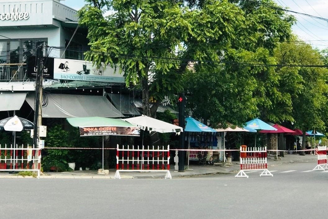 Phong tỏa quán cà phê có người mắc Covid-19 TP Hội An. (Ảnh CTV)