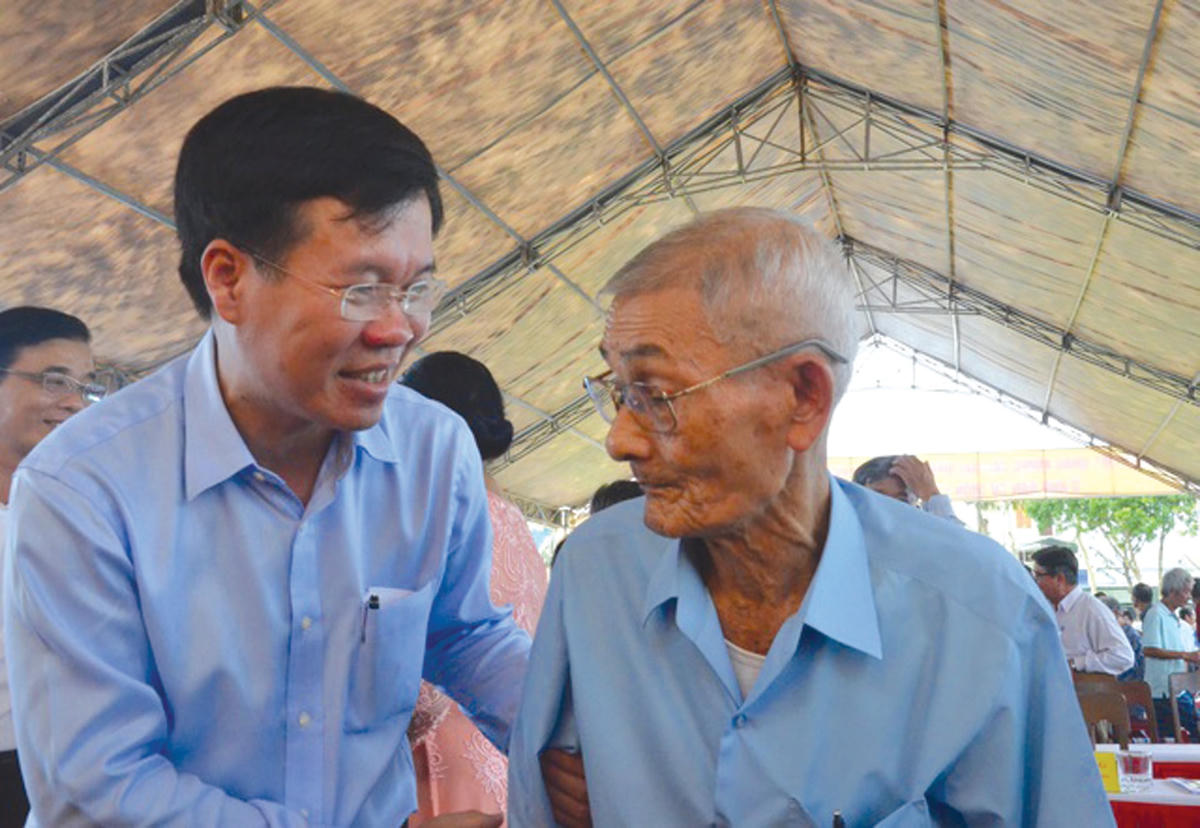 Ủy viên Bộ Chính trị, Bí thư Trung ương Đảng, Trưởng ban Tuyên giáo Trung ương Võ Văn Thưởng thăm hỏi người dân thôn 5, xã Nghĩa Dũng, thành phố Quảng Ngãi (tỉnh Quảng Ngãi) trong Ngày hội Đại đoàn kết. Ảnh: TTXVN.  