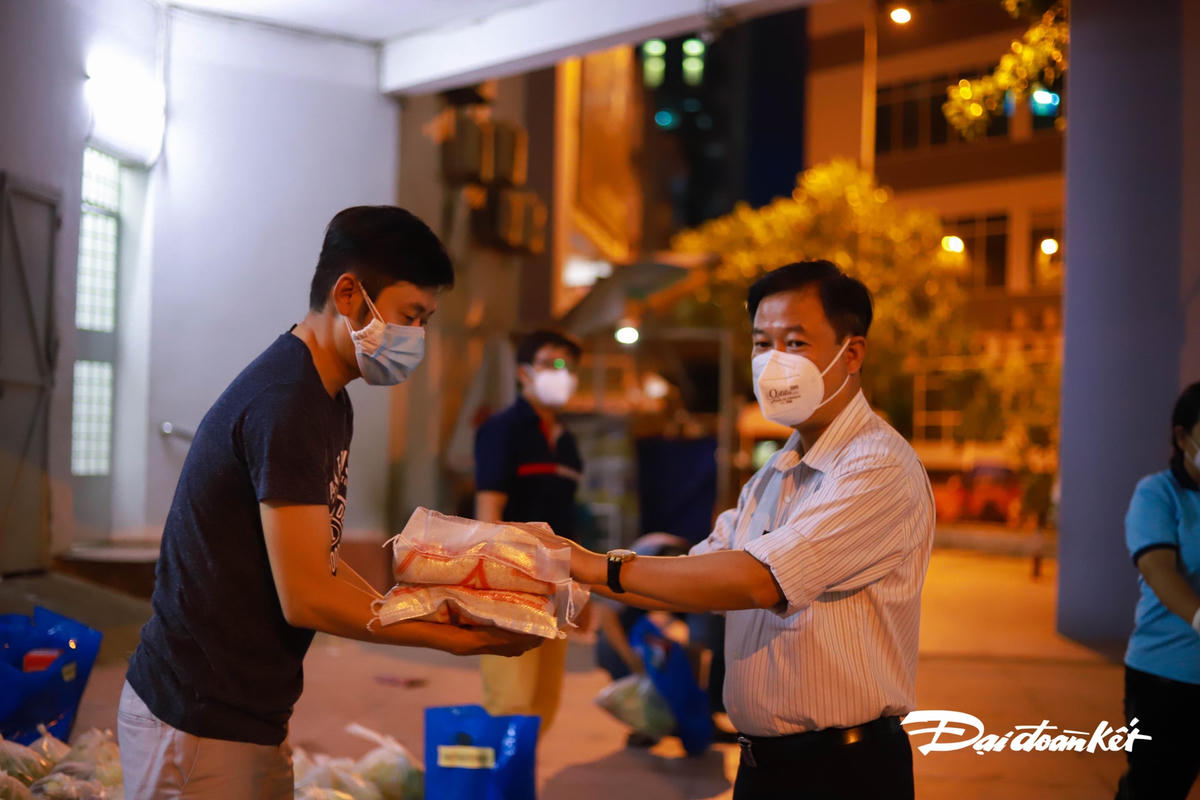 Tối cùng ngày, MTTQ Quận 5 vẫn tiếp tục trao quà đến các khu vực bị phong tỏa trên địa bàn.