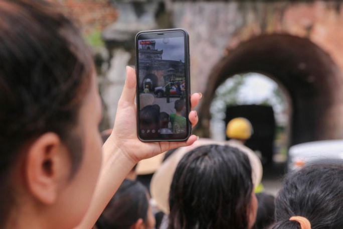 Dùng mạng xã hội, ai cũng có thể “livestream” chia sẻ câu chuyện của mình. Ảnh: Hoàng Triều.