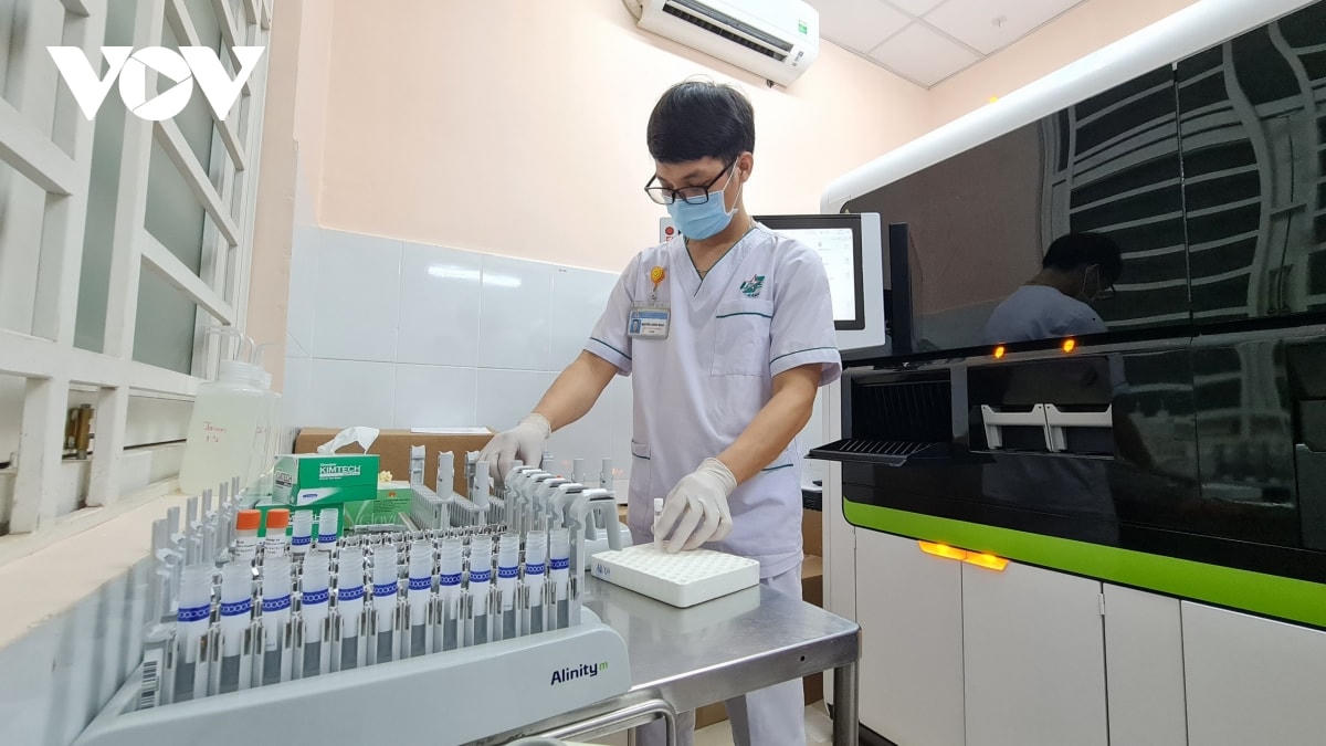 Hệ thống xét nghiệm PCR tự động có khả năng trả 300 kết quả trong thời gian 8 giờ