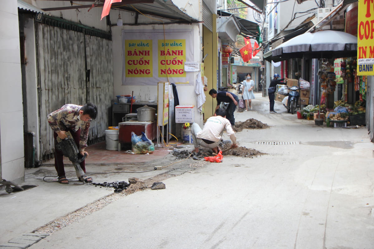 Những con đường, ngõ ngách tại phường Mễ Trì bị ‘cày nát’ vì dự án cải tạo đường ống nước sạch.