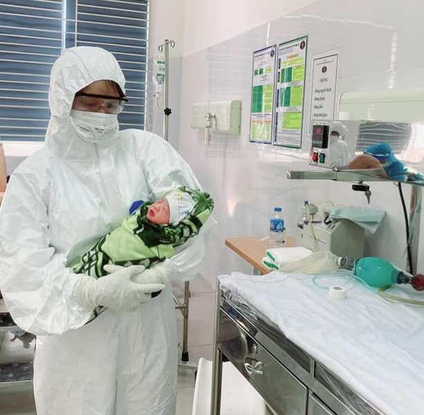 Em bé chào đời khoẻ mạnh tại Bệnh viện Bệnh Nhiệt đới Trung ương.  