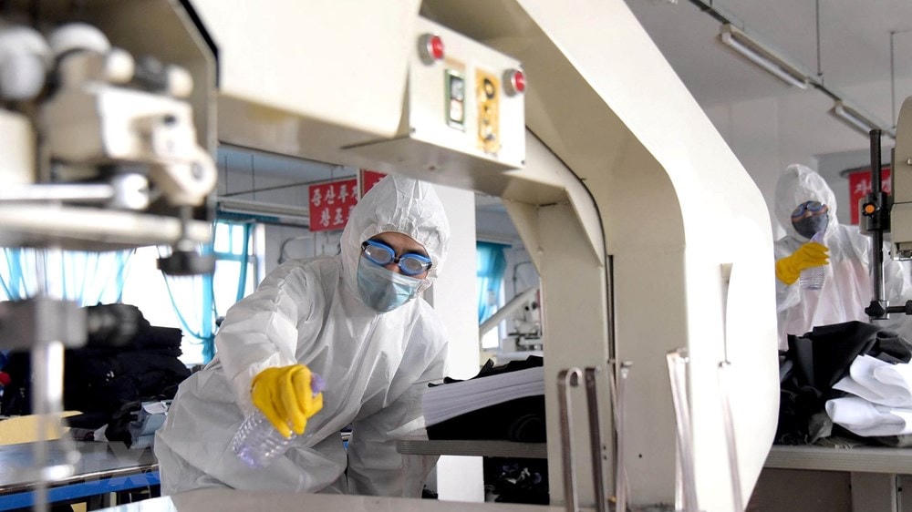 Phun thuốc khử trùng tại một cơ sở sản xuất ở Triều Tiên. (Ảnh: KCNA/Reuters).