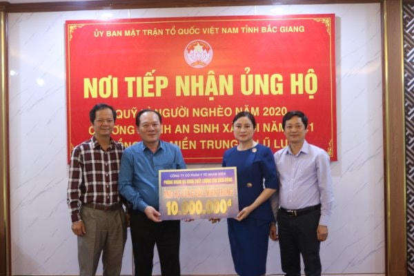 Ủy ban MTTQ Việt Nam tỉnh Bắc Giang tiếp nhận ủng hộ đồng bào miền Trung.