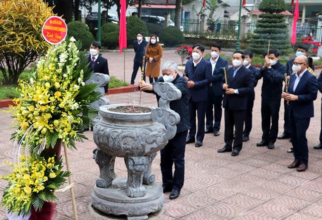 Đoàn công tác dâng hương, dâng hoa Nhà tưởng niệm Bác Hồ thuộc Khu di tích Quốc gia đặc biệt Địa điểm Chiến thắng Biên giới 1950 huyện Thạch An.