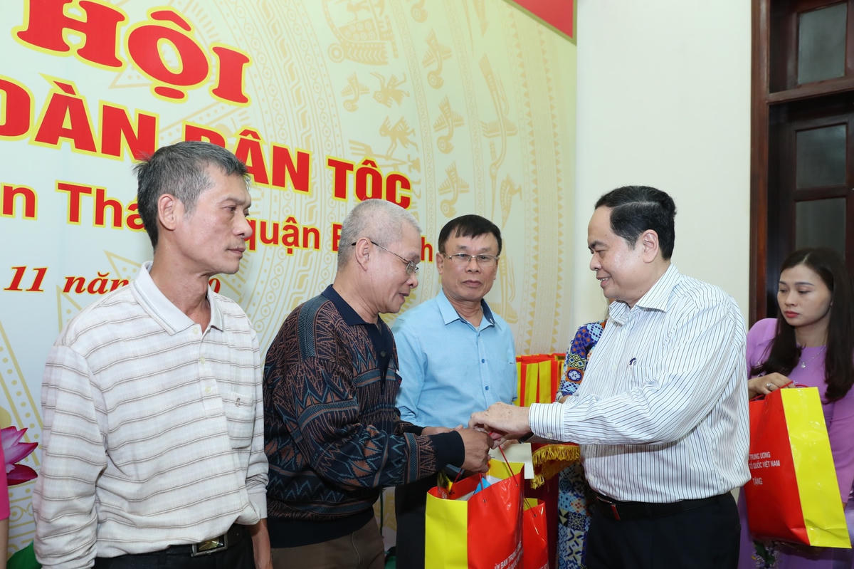 Chủ tịch Trần Thanh Mẫn tặng quà cho các gia đình tiêu biểu tổ dân phố số 6.