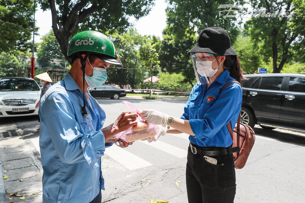 Các đoàn viên thanh niên của Báo Đại Đoàn Kết cùng tham gia chương trình. Ảnh: Quang Vinh. 