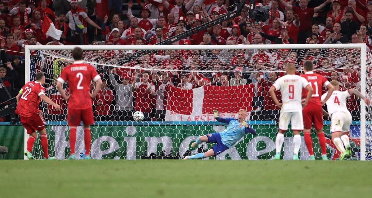 Dzyuba đánh lừa thủ môn Schmeichel trên chấm phạt đền để rút ngắn tỉ số.