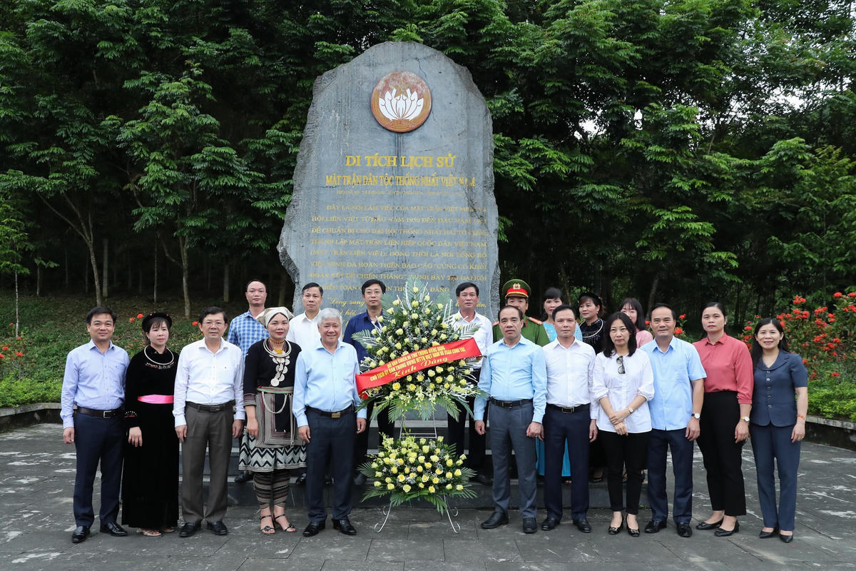 Bí thư Trung ương Đảng, Chủ tịch UBTƯ MTTQ Việt Nam Đỗ Văn Chiến cùng đoàn công tác chụp ảnh bên bia lưu niệm Di tích lịch sử Mặt trận Dân tộc thống nhất Việt Nam, tại thôn Bản Bó, xã Kiên Đài, huyện Chiêm Hóa, tỉnh Tuyên Quang.