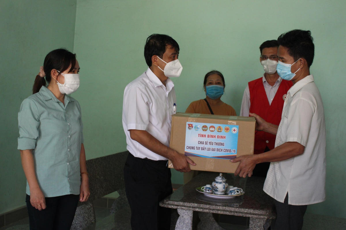 Ủy ban MTTQ Việt Nam tỉnh Bình Định hỗ trợ cho hộ dân gặp khó khăn do ảnh hưởng dịch Covid-19 tại huyện Phù Cát.