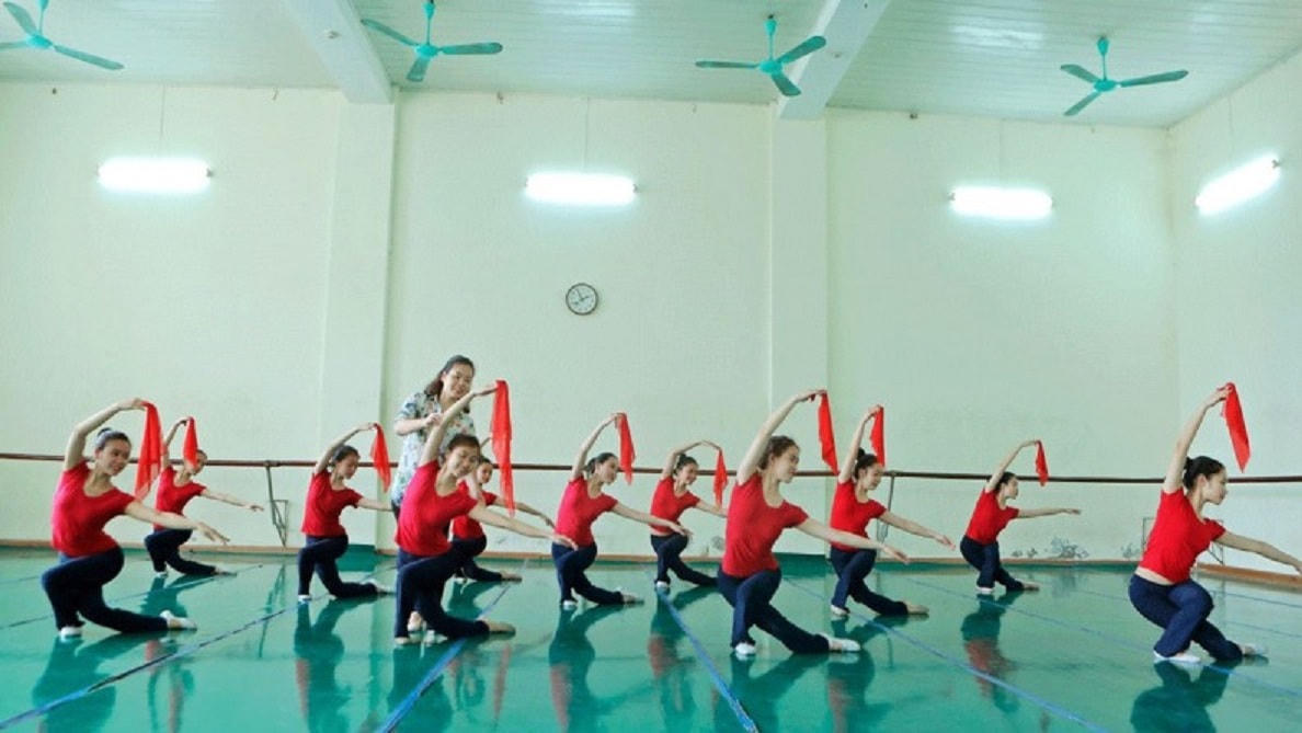 Một buổi rèn luyện của học sinh trường múa.