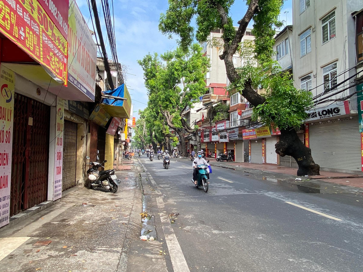 [ẢNH] Đường phố Thủ đô nơi vắng vẻ, nơi đông đúc trong ngày đầu giãn cách