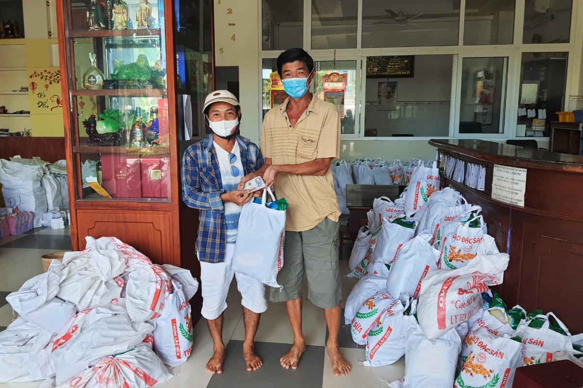 Những nhà hảo tâm ở Bạc Liêu sẵn sàng hỗ trợ người bán vé số mưu sinh. 