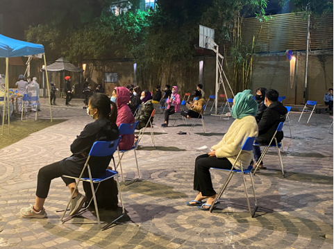 Người dân ngồi giữ khoảng cách xếp hàng chờ đến lượt lấy mẫu xét nghiệm. Nguồn: Báo Hà Nội mới.