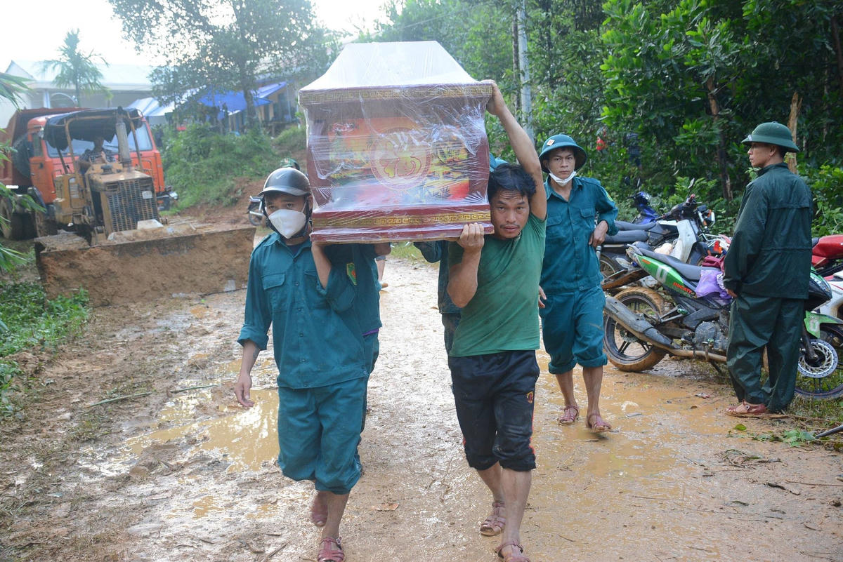 Những chiếc quan tài vẫn tiếp tục đưa về nơi sạt lở để chôn cất những con người xấu số.Bộ đội cứu chữa 1 em bé bị thương.Khẩn cấp cứu chữa những người còn sống.Công việc tìm kiếm các nạn nhân vẫn đang tiếp diễn. 