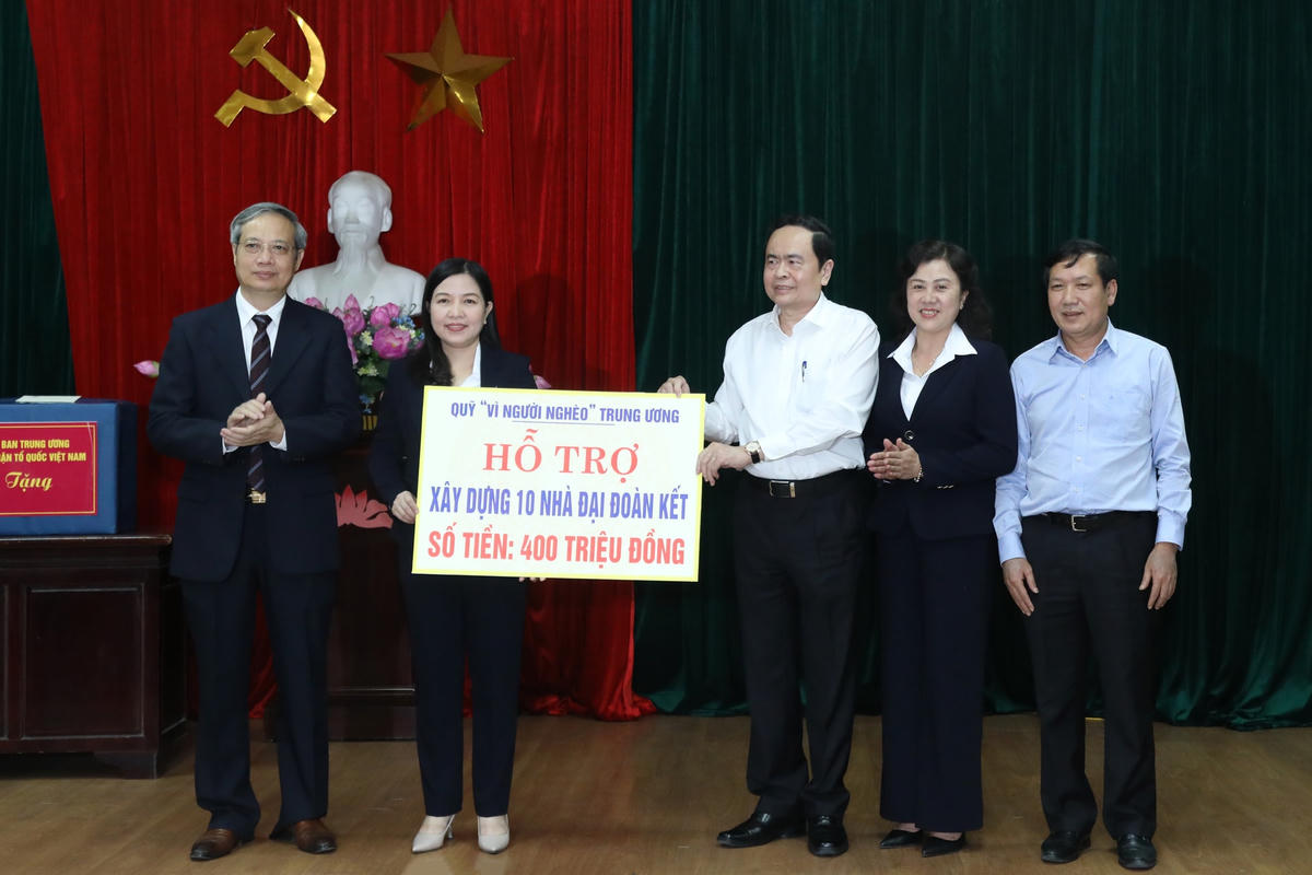 Chủ tịch Trần Thanh Mẫn trao hỗ trợ 10 căn nhà Đại đoàn kết cho MTTQ tỉnh Thanh Hóa. Ảnh: Quang Vinh.