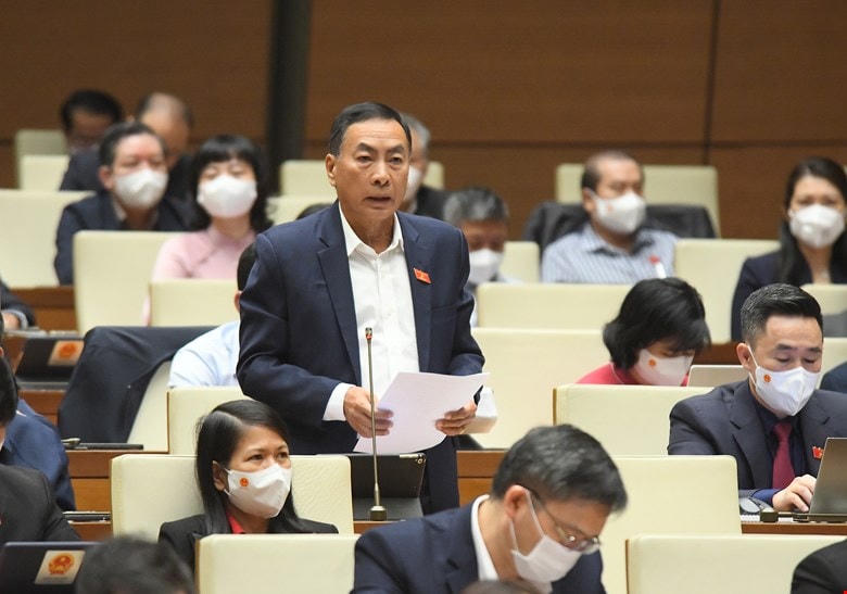 “Nhiều cử tri rất bức xúc trước tình trạng loạn giá xét nghiệm, có nơi thu đến 450.000 đồng/lần test nhanh. Vậy có lợi ích nhóm trong việc nhập bộ kit xét nghiệm hay không? Bộ trưởng cho biết tại sao có chuyện này xảy ra? Trách nhiệm của Bộ trưởng khi để giá xét nghiệm trôi nổi?” - Đại biểu Phạm Văn Hòa (đoàn Đồng Tháp).