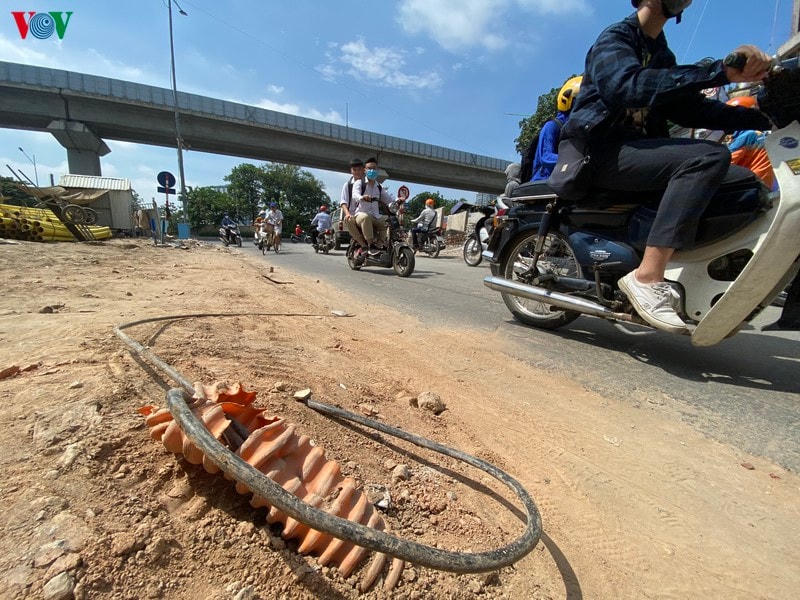 Nhiều đoạn dây điện bị đứt, hở đầu nằm rải rác khắp tuyến phố. Điều này rất dễ gây ra những tai nạn đáng tiếc.