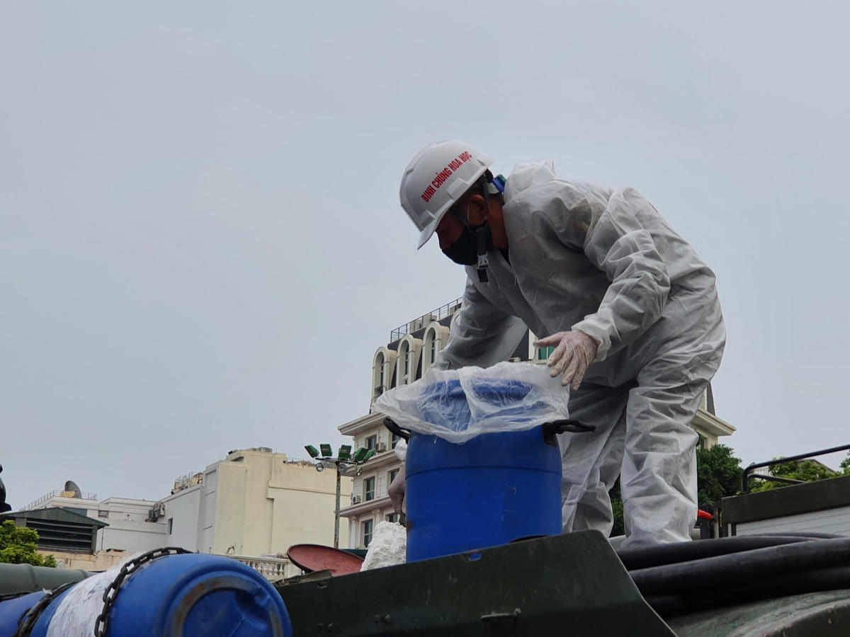 Trước giờ 'G': Cận cảnh đoàn xe đặc chủng phun khử khuẩn tại Hà Nội