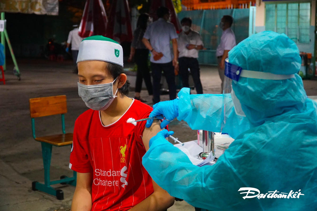 Đa số đồng bào Chăm rất phấn khởi khi được tiêm vaccine.