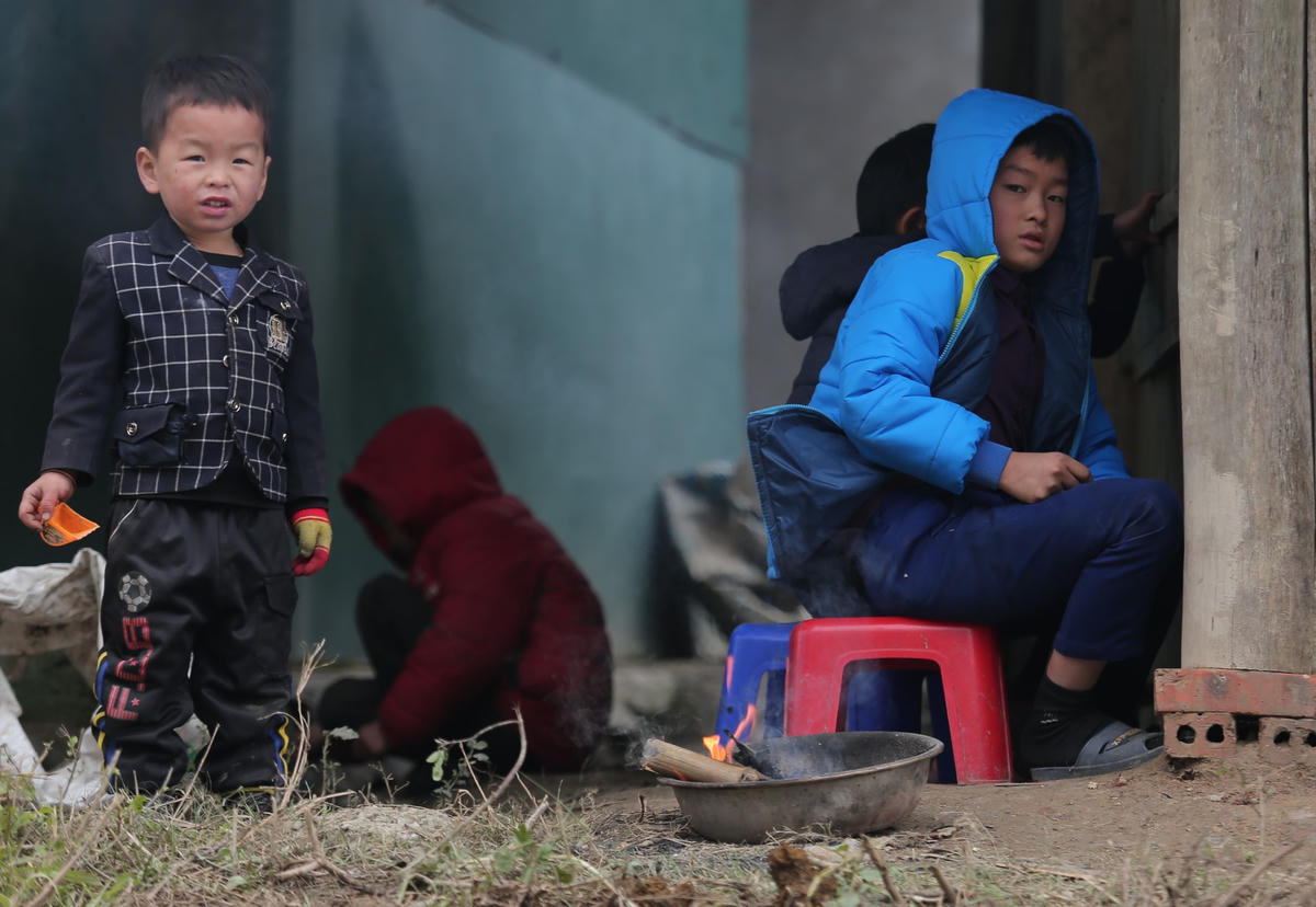 Đốt lửa chống chọi cái rét.
