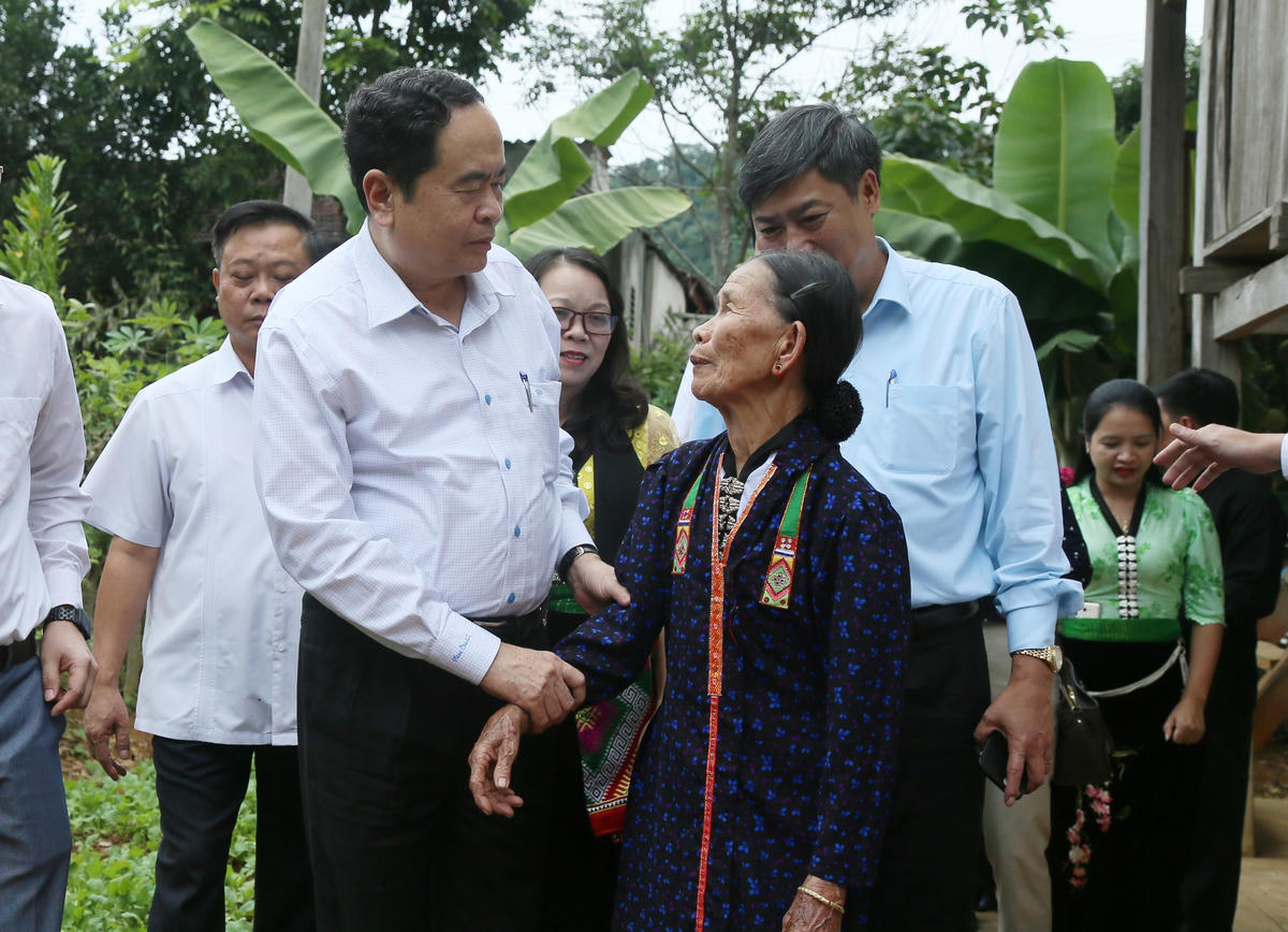 Chủ tịch UBTƯ MTTQ Việt Nam Trần Thanh Mẫn thăm hỏi và chia sẻ với hộ nghèo xã Mường Giàng, huyện Quỳnh Nhai, tỉnh Sơn La.