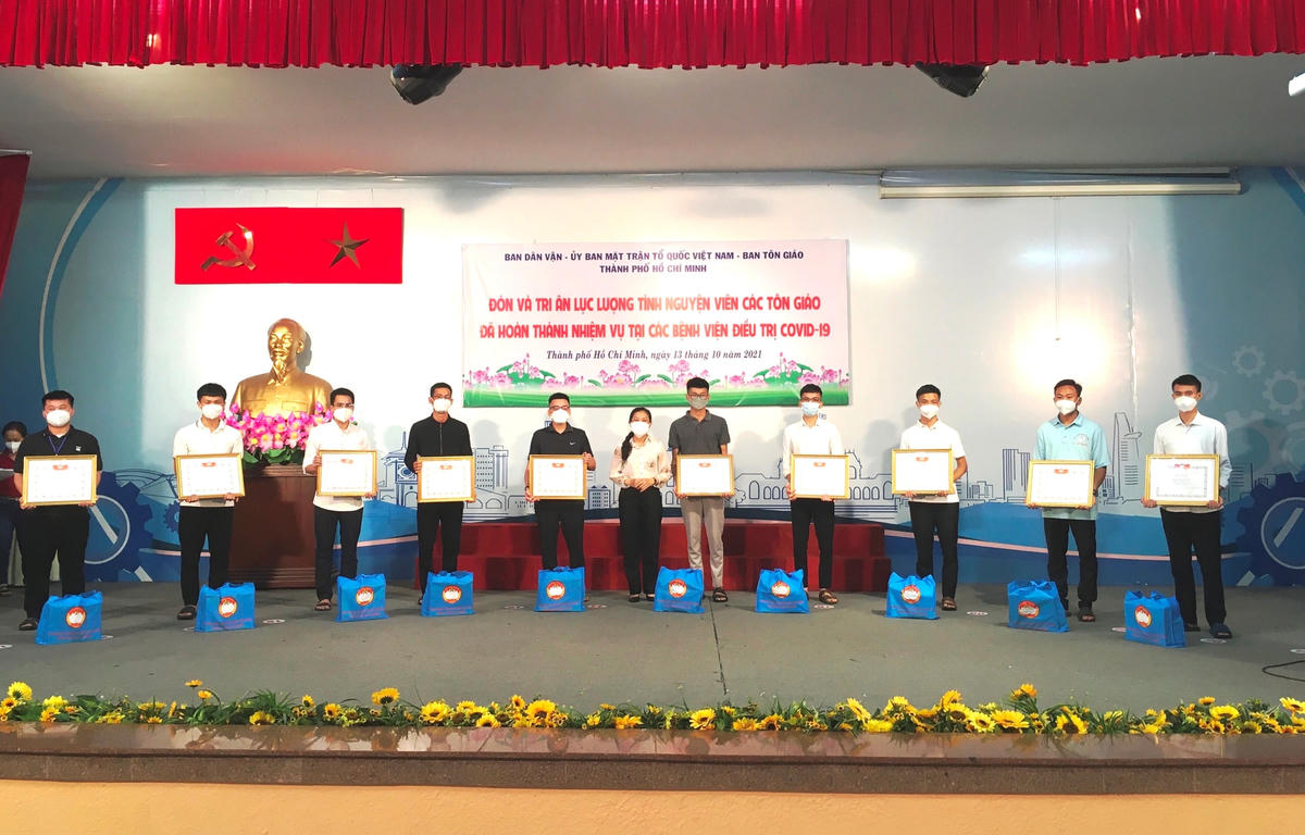 Lãnh đạo Ủy ban MTTQ Việt Nam TP HCM trao giấy biểu dương cho các tình nguyện viên.