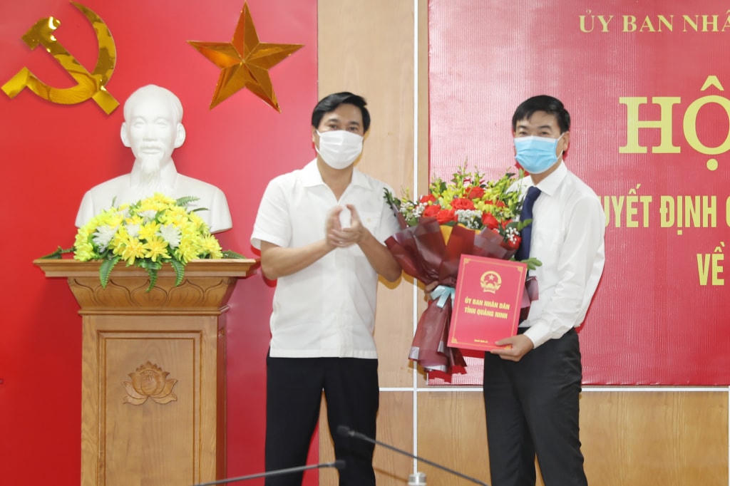 Ông Nguyễn Tường Văn, Phó Bí thư Tỉnh ủy, Chủ tịch UBND tỉnh Quảng Ninh trao Quyết định bổ nhiệm có thời hạn đối với ông Đỗ Xuân Điệp, Phó Giám đốc Sở Xây dựng tỉnh Quảng Ninh. Ảnh: QMG.