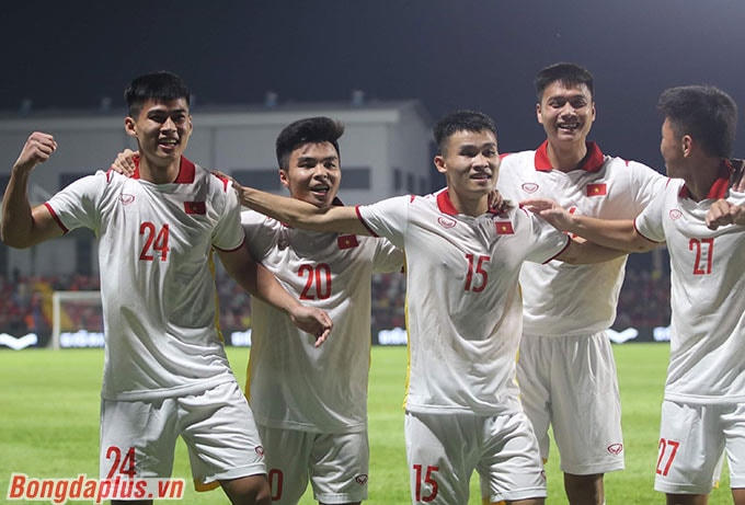 Quốc Việt đi bóng qua 2 cầu thủ Singapore và dứt điểm cận thành. Thủ môn Singapore bắt không dính bóng tạo điều kiện để Thanh Khôi băng vào dứt điểm tung lưới đối phương lần thứ 6. Ảnh: Bongdaplus.