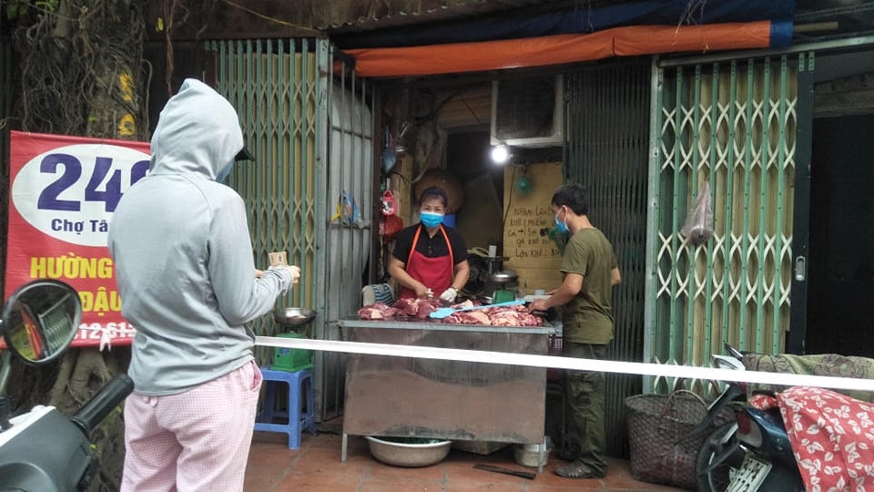 Người mua hàng cũng giữ đúng khoảng cách quy định để đảm bảo an toàn.