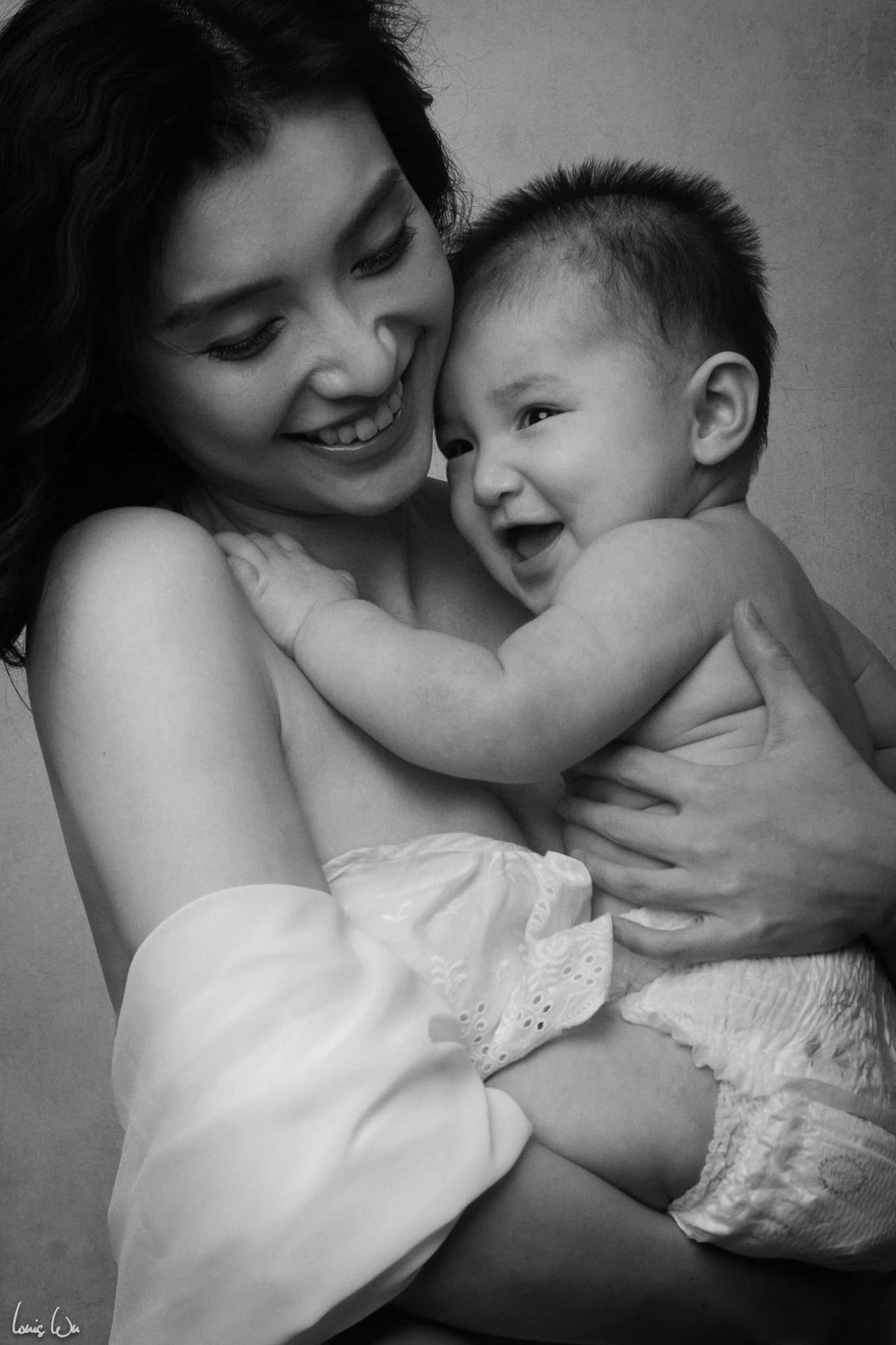 Bộ ảnh nghệ thuật của mẹ con Tiêu Châu Như Quỳnh do chính tay bạn trai của nữ ca sĩ cầm máy.