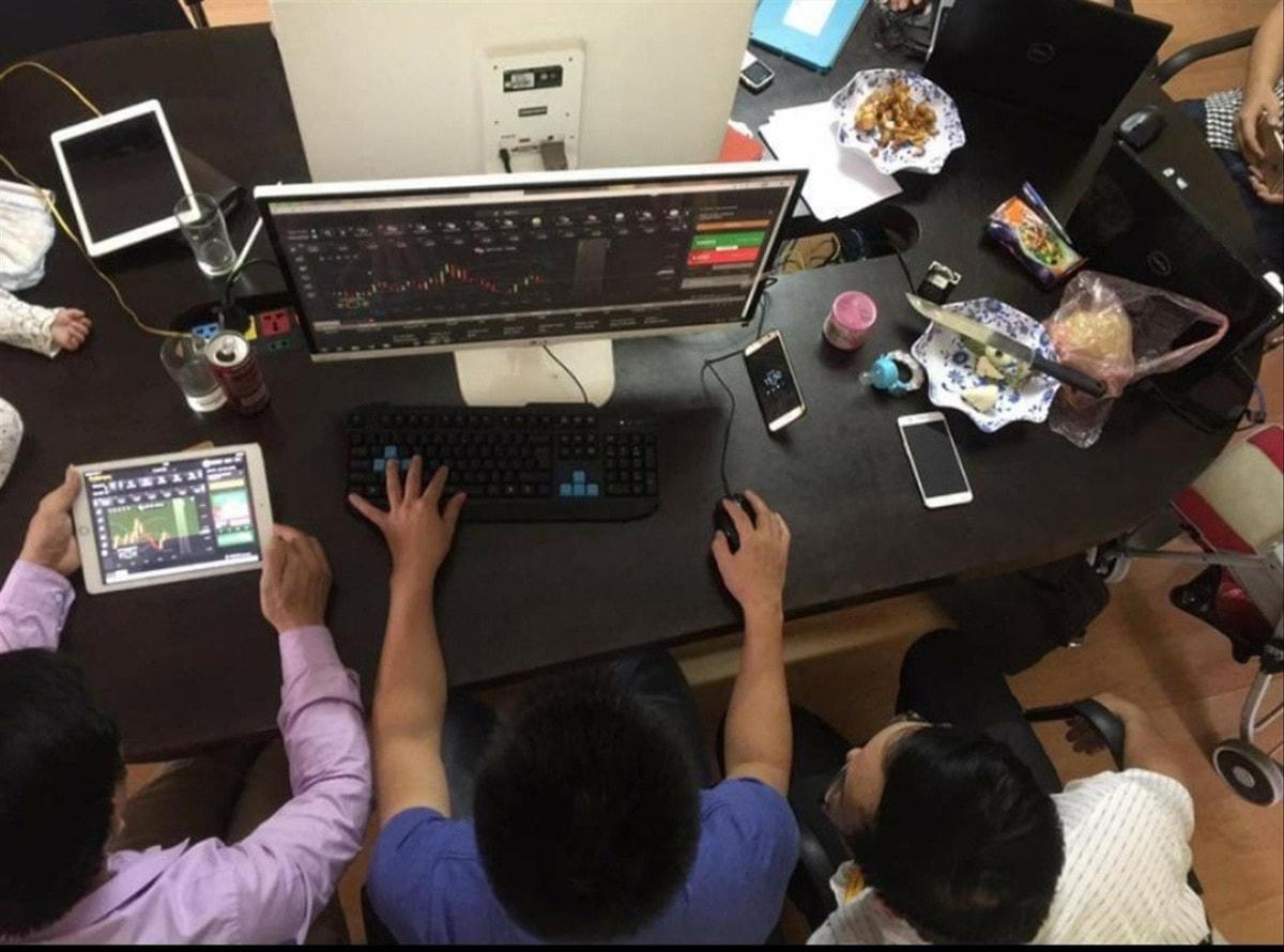 Những quảng cáo đầy hấp dẫn đã cuốn nhiều người đầu tư vào forex. Ảnh: Nguyễn Bằng.