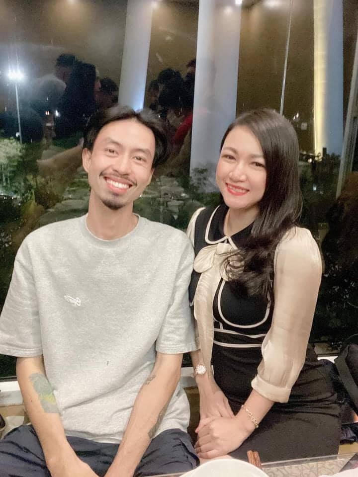 Hình ảnh Đen Vâu giản dị trong ngày họp lớp. 