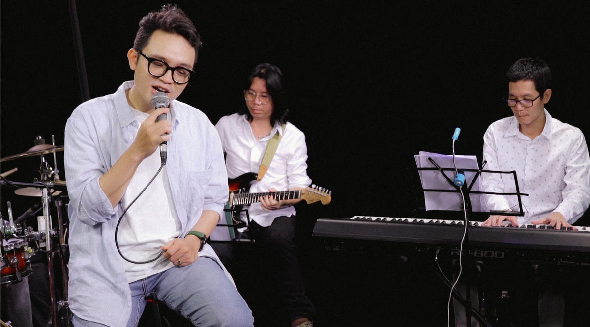 TDK lần đầu tiên xuất hiện với vai trò là ca sĩ hát live chơi cùng ban nhạc.