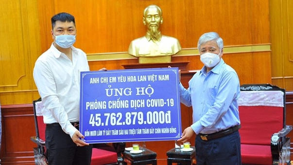 Bí thư Trung ương Đảng, Chủ tịch UBTƯ MTTQ Việt Nam Đỗ Văn Chiến tiếp nhận ủng hộ phòng, chống Covid-19.