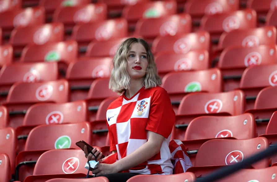 Nữ cổ động viên Croatia ngồi một mình trên khán đài của sân vận động Hampden ở Glasgow, Scotland trước trận đấu giữa Croatia và Cộng hòa Séc.