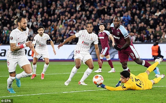 Thủ môn Bono của Sevilla có nhiều pha cứu thua ở trận đấu này. Kết thúc 90 phút tại London, West Ham thắng 1-0 (lượt đi Sevilla thắng 1-0), do đó hai đội phải bước vào hiệp phụ.