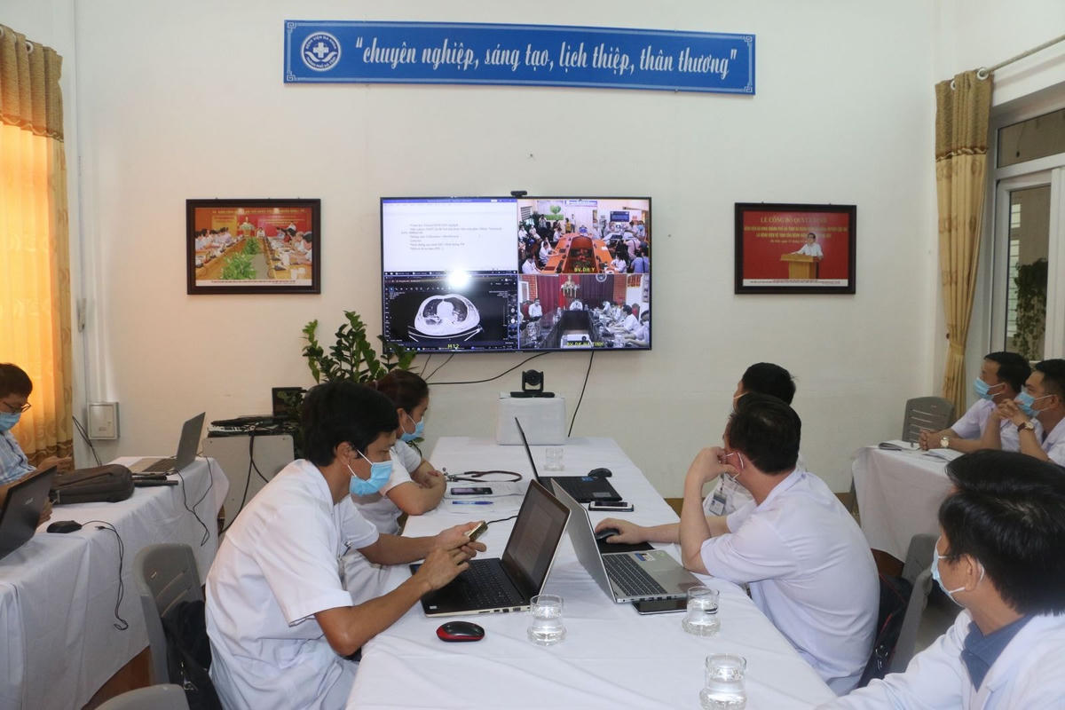 Các bác sĩ BV Đa khoa Hà Tình hội chẩn từ xa với chuyên gia ĐH Y Hà Nội.