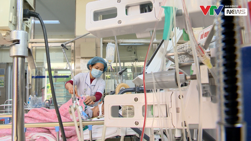 Bệnh nhân bị ngộ độc khí CO rất nặng, có tổn thương não. Ảnh: VTV.