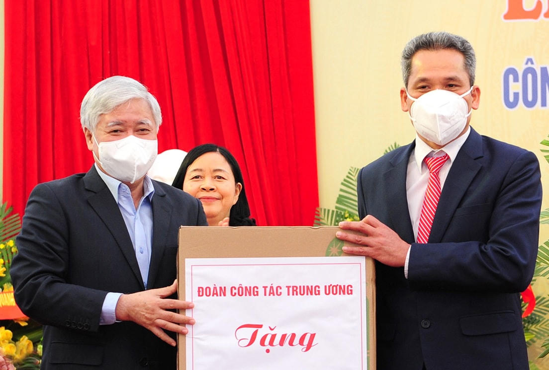 Chủ tịch UBTƯ MTTQ Việt Nam Đỗ Văn Chiến tặng quà chúc mừng xã Kiên Đài đạt chuẩn nông thôn mới. Ảnh: Quốc Việt.