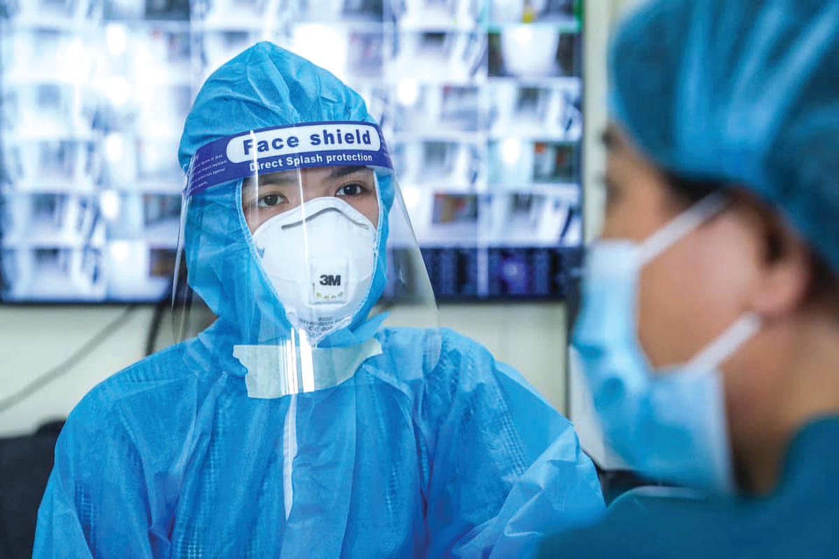 Phóng viên Báo Đại Đoàn Kết tác nghiệp trong tâm dịch.  