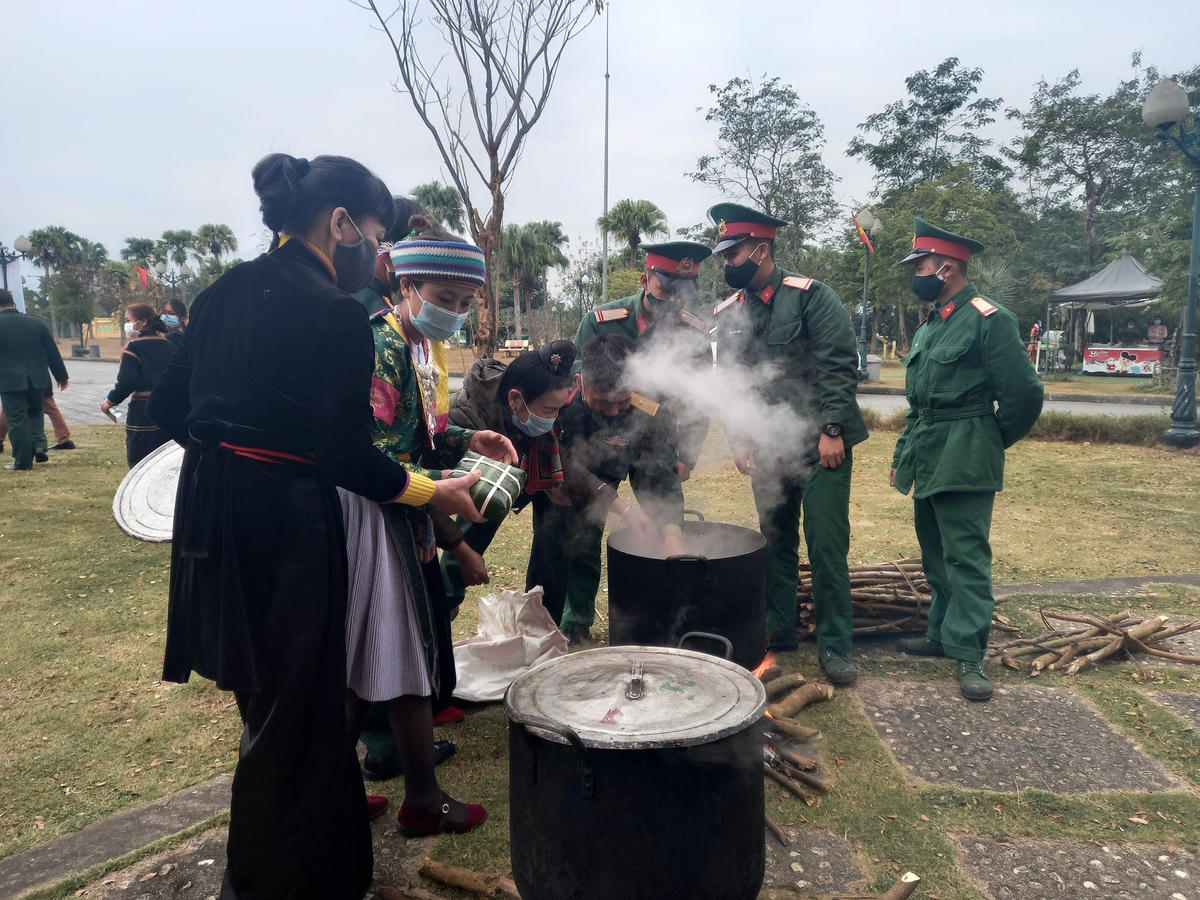 Gói bánh chưng xanh cùng người nghèo ăn Tết
